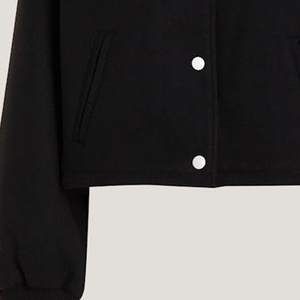 Chaqueta Bomber Urbana Clásica Unisex Negra con Ribete Blanco, Estilo Varsity Extra Grande, Prenda Exterior Icónica de Estilo Urbano Vintage - Product Image 2