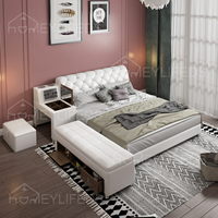 Modernes, einfaches, cremefarbenes Haupt schlafzimmer im Bett