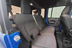 Auto 2023 AWD Coupé Turbo R18, Bajo Kilometraje, Caja de Cambios Automática, Volante a la Izquierda, Color Oscuro, Funcionando con Gasolina - Product Image 2