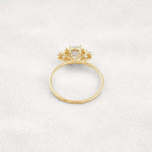 Elegante anillo de compromiso de racimo de moissanita de corte ovalado Diseño de racimo elegante para novias - Product Image 5