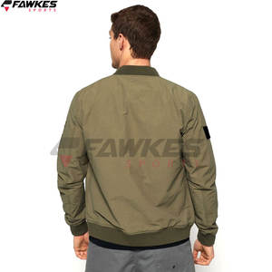 Chaqueta de bombardero de moda para hombre Invierno Sólido a prueba de viento Moda OEM Servicios Zip-up Light Men Bomber Jacket - Product Image 4