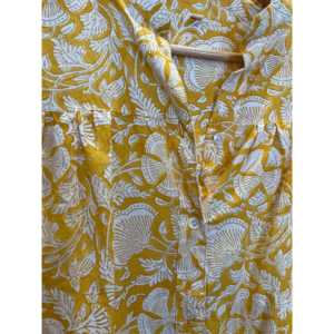 Blusa de Popelina Formal para Mujer con Estampado Floral Hecho a Mano y Bordado, Cuello Asimétrico, Campo de Oro, Talla XL - Product Image 4