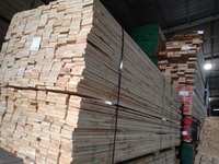 Bois de pin à vendre - Bois de pin brut 100% naturel au meilleur prix et bois de pin scié de haute qualité pour la fabrication de palettes