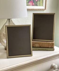 Elegante marco de fotos de metal para recuerdos familiares con un aspecto elegante, ideal para exhibir en estantes y mejorar la decoración de la habitación. - Product Image 6