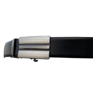 Ceinture réversible en cuir véritable au meilleur prix avec boucle à verrouillage automatique Longueur personnalisée disponible en noir/marron-Look simple et chic - Product Image 6