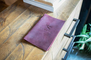 Couverture de menu de restaurant de taille A4 personnalisée LMC-0072 de logo estampé à chaud en or - Product Image 6