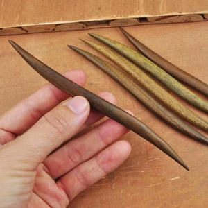 Épingle à cheveux vintage en forme de croissant de lune incurvée, délicate en bois d'ébène, bâtonnet à cheveux en forme de lune, fourchette à cheveux en bois finement sculptée de HWC - Product Image 1