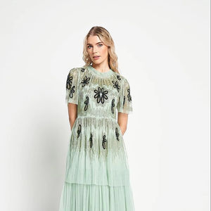 Robe longue de soirée brodée haut de gamme avec fleur positionnée sur le devant pour les fêtes de fin d'année des mariages - Product Image 1