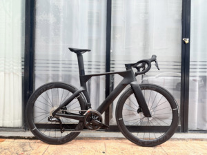 Bicicleta de Carretera Completa de Carbono con Cuadro Aerodinámico, Frenos de Disco y Grupo <span class=keywords><strong>Shimano</strong></span> 105 - Product Image 6