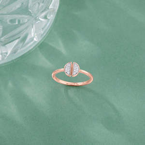 Bague en or rose avec diamant et pierre fendue, style décontracté - Product Image 1