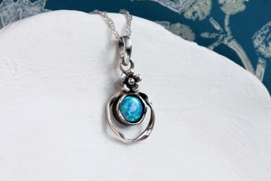 Collier d'opale, pendentif opale de feu bleu en argent sterling 925 avec détail de fleur, bijoux floraux, collier en argent sterling, porter - Product Image 3