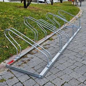 Support de stationnement vertical pour vélos en acier galvanisé ECO, six emplacements, 210 x 40 cm, avec barre de stationnement - Product Image 1
