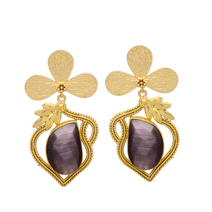 Recién llegado, Pendientes colgantes en forma de pétalo dorado con pendientes de latón con piedras preciosas de amatista - Product Image 1