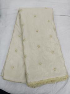 Travail en tissu Un textile délicat et léger orné de motifs brodés complexes pour traditionnel et festif - Product Image 4