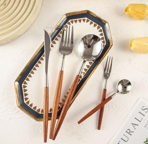 Service de couverts en bois et en acier inoxydable conçu pour une table sophistiquée et une utilisation quotidienne polyvalente - Product Image 1