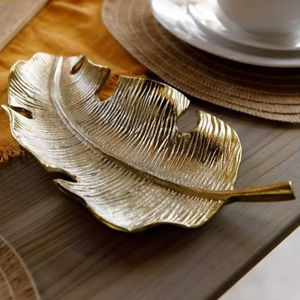 Plat à feuilles en aluminium antique royal, parfait pour la décoration traditionnelle de la maison et la configuration élégante de l'affichage central de la table à manger - Product Image 1