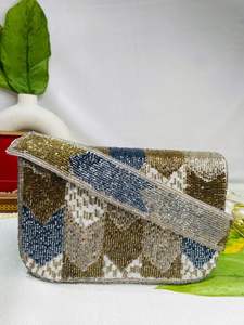 Sac à bandoulière brodé à la main avec sangle réglable - Product Image 4