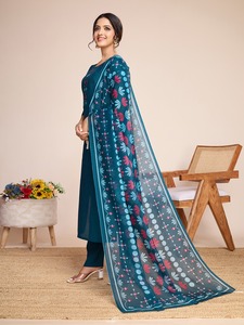 स्टाइलिश रूइयन कपड़े के साइड कट कैजुअल वियर ड्रेस खूबसूरती से कशीशीदाed कुर्ती पैंट डुप्टा सेट मूल सीक्वेंस