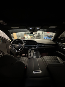 Cadillac Escalade V 2024, sensation de luxe, moteur V8 suralimenté de 6,2 L, 682 chevaux, direction à gauche, intérieur foncé, sièges en cuir - Product Image 5