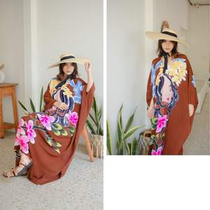 Abaya Kaftan de meilleure coupe ample avec tissu doux et imprimé de fleurs frappantes, idéal pour le salon, la plage modeste et les voyages - Product Image 5