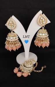 DERNIÈRE CONCEPTION INDIENNE TRADITIONNELLE ET À LA MODE AVEC BOUCLES D'OREILLES EN PERLES BOUCLES D'OREILLES CHANDELIER ENSEMBLE MANGTIKKA POUR FEMMES ET FILLES - Product Image 2