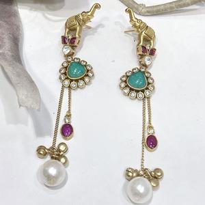 Pendientes elegantes de fusión largos chapados en oro de la mejor calidad de diseñador para mujeres y niñas para la colección de bodas y fiestas - Product Image 1