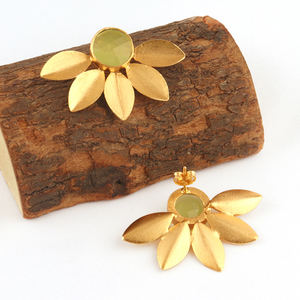 Pendientes de botón florales chapados en oro hechos a mano Pendientes inspirados en la naturaleza de Calcedonia verde - Product Image 1
