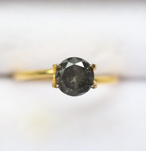 Anillo de Compromiso Único y Personalizado con Diamante Raro de 1.40 Ct, Corte Brillante Redondo Natural, Color Gris Sal y Pimienta, con Piedra Suelta - Product Image 5
