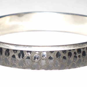 Brazalete de Cobre Delgado de Lujo con Patrón de Piel de Serpiente Negra para Mujer, Brazalete de Moda con Estampado Animal, Texturizado, Elegante, en Tono Plateado - Product Image 1