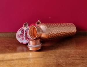 Bouteille d'eau en cuivre pur fabriquée à la main pour le yoga et le bureau de forme physique de style de vie sain d'inspiration ayurvédique avec finition martelée - Product Image 3
