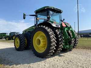 Tractor John Deere 8R 2023 370 tipo oruga de rueda usada con potencia nominal de 150hp para uso agrícola con componente de motor central - Product Image 4