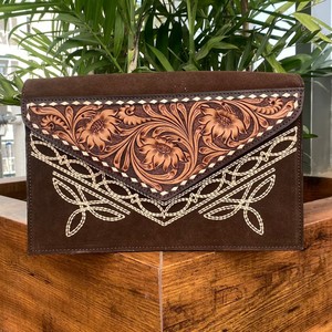 Sac à bandoulière élégant en cuir suédé fabriqué à la main pour femmes avec rabat floral en cuir de vachette sac à bandoulière portable - Product Image 3