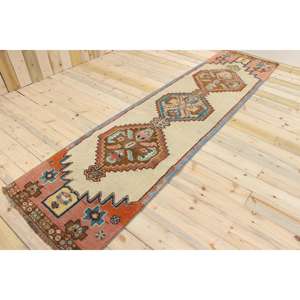 Alfombra Turca Vintage de 2.7x11 pies, Alfombra de Pasillo, Alfombra con Estampado Animal Rojo - Product Image 1