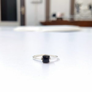Bague en argent sterling 925 élégante en onyx noir carré pour femme Mini pierre pour la fête de mariage et les occasions cadeaux - Product Image 1