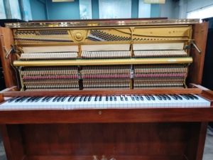 เปียโนอะคูสติกยามาฮ่า W103 สีน้ำตาล รุ่นยอดนิยมจากญี่ปุ่น สำหรับนักดนตรีมืออาชีพ เปียโนมือสองจากญี่ปุ่น ทำจากไม้แท้ - Product Image 3