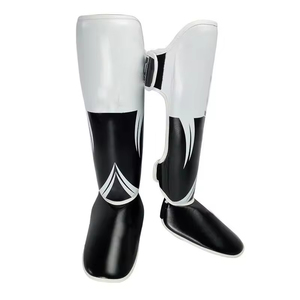 Espinilleras de Fútbol de Cuero Personalizadas con Impresión de Logotipos, Diseño Ligero, Cierre de Velcro, Protección, Hechas en Pakistán - Product Image 2