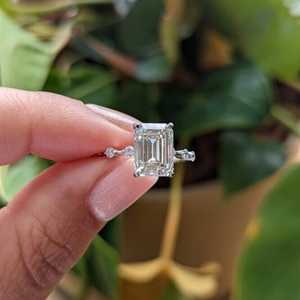 Anillo de Compromiso de Lujo para Mujer, con Moissanita Original de Corte Esmeralda, Chapado en Platino, Plata 925, Regalo de Boda para Pareja, Venta al por Mayor - Product Image 1