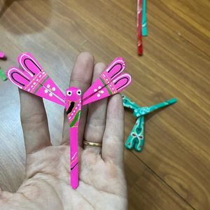 Juguete Tradicional de Libélula Pintada a Mano en Bambú, Artesanía Ecológica para Regalo y Souvenir de Navidad, Hecho en Vietnam - Product Image 1