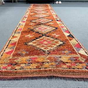 Alfombra Turca Vintage de 2.5x10.6 pies, Alfombra de Lana Marrón con Diseño a Cuadros - Product Image 1