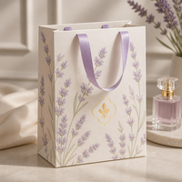 Sac cadeau en papier à fond carré personnalisé avec poignées en ruban pour l'emballage de flacons de parfum, de sérums de soin et de montres