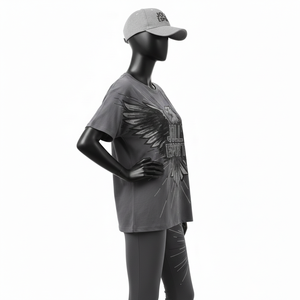 Ensemble de vêtements de sport pour femmes, t-shirt en coton premium 200 GSM et legging en polyester et élasthanne gris, logo aigle personnalisé par transfert thermique DTF. - Product Image 4