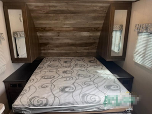 Camping-car K-E-Y-S-T-O-N-E RV CO ULTRRA E-L-I-T-E 28BH modèle 2020 d'occasion en excellent état, haute performance, 36 pieds de long, charge utile de 2000 kg, couleur foncée, à vendre - Product Image 4