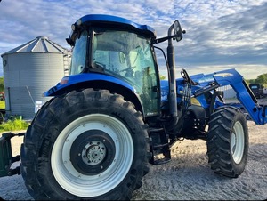 PROVEEDOR VERIFICADO de Tractor Usado New Holland T6070 con Cargador New Holland 840T con Cucharón de 8 Pies y Garra de 4 Dientes - Product Image 2