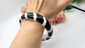 Bracelet d'artisanat en résine écologique de style Boho moderne pour femmes, modèles d'éléments naturels à usage quotidien, bracelets de manchette modelés à la main avec amour - Product Image 2