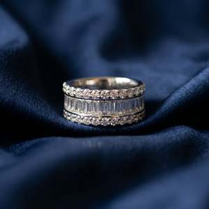 Anillo Imperial Vanguard Baguett con piedra central redonda, halo en capas, engaste de garras, acabado en tono plateado, pieza de lujo. - Product Image 5