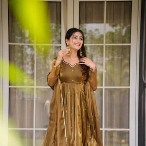 Collection de tenues de festival : Ensemble haut et pantalon en soie lourde brodée de fils, avec dupatta à bordure en dentelle sur quatre côtés - Product Image 1