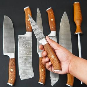 Ensemble de couteaux de chef en acier Damas Nordic Forge, 7 pièces, manches en bois, design ambidextre, lames faites à la main à 67 couches, OEM professionnel - Product Image 2