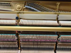 Piano Vertical Yamaha YU3 Usado en Japón, Color Rojo Vino, Tono Cálido, Afinado con Precisión, Elección Profesional, Tono Puro, Tacto Confortable - Product Image 3