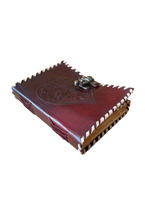 Cahier cousu latéral à couverture rigide en cuir véritable gaufré avec belle conception de cœur avec papiers d'art en laiton antique C-Lock et Deckle