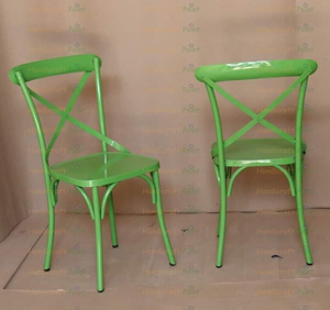 Paire de chaises élégantes en métal avec design à dos croisé pour la décoration intérieure contemporaine - Product Image 2